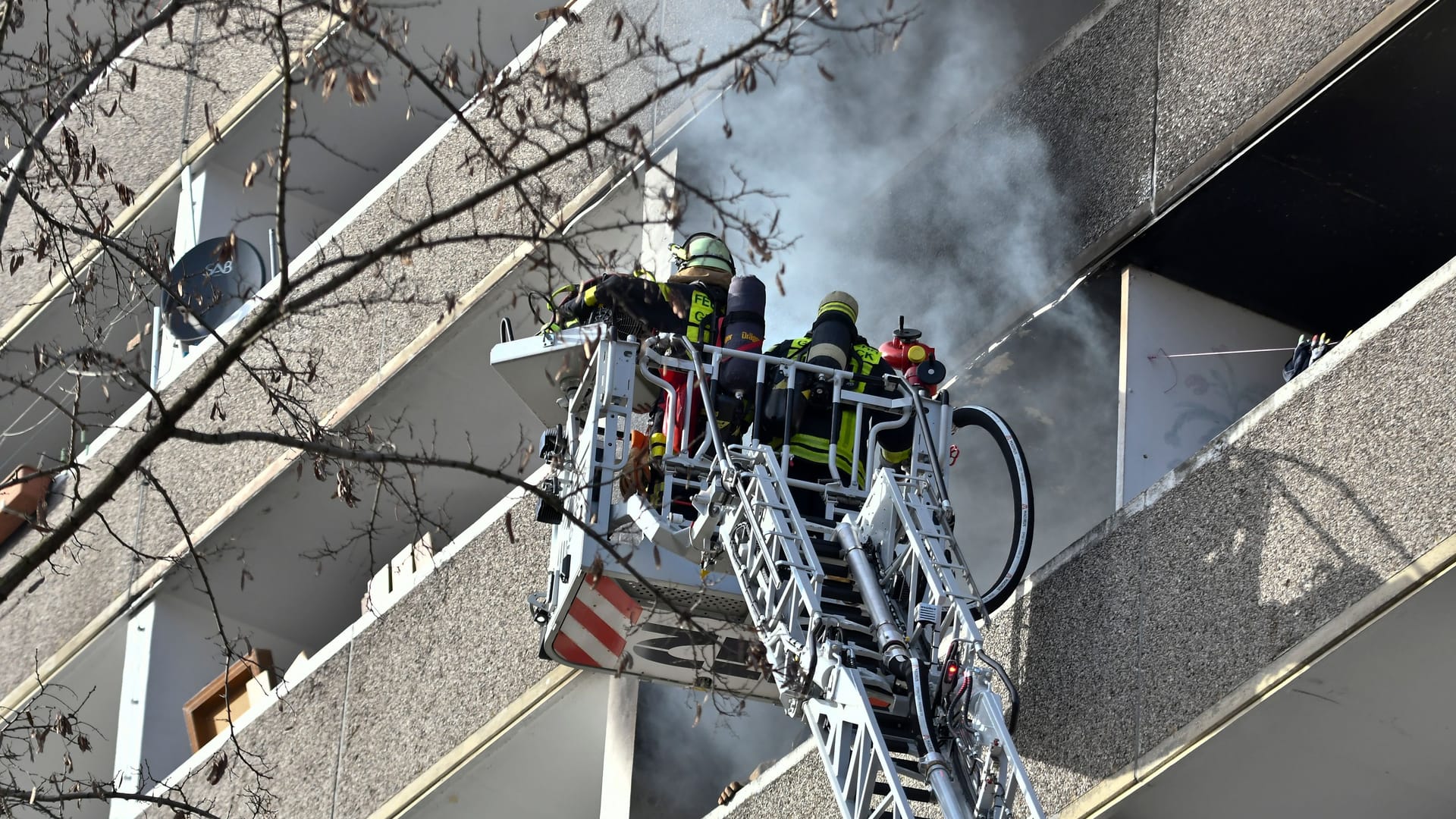 Feuerwehrleute auf einer Drehleiter (Symbolbild): Die Einsatzkräfte konnten ein Übergreifen des Feuers auf andere Stockwerke verhindern. Feuerwehrleute auf einer Drehleiter (Symbolbild): Die Einsatzkräfte konnten ein Übergreifen des Feuers auf andere Stockwerke verhindern.