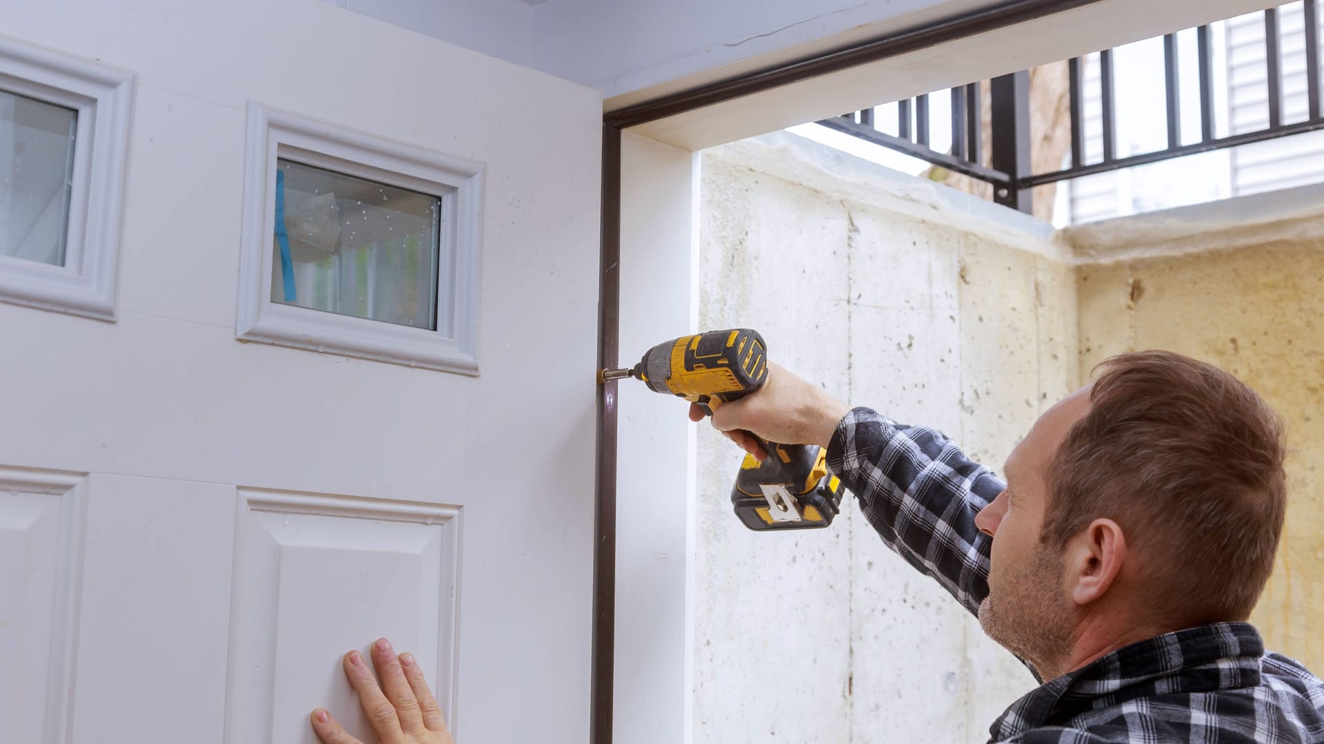 Handwerker bei der Arbeit (Symbolfoto): Immer wieder geben Diebe vor, eine Arbeit am Haus erledigen zu wollen.