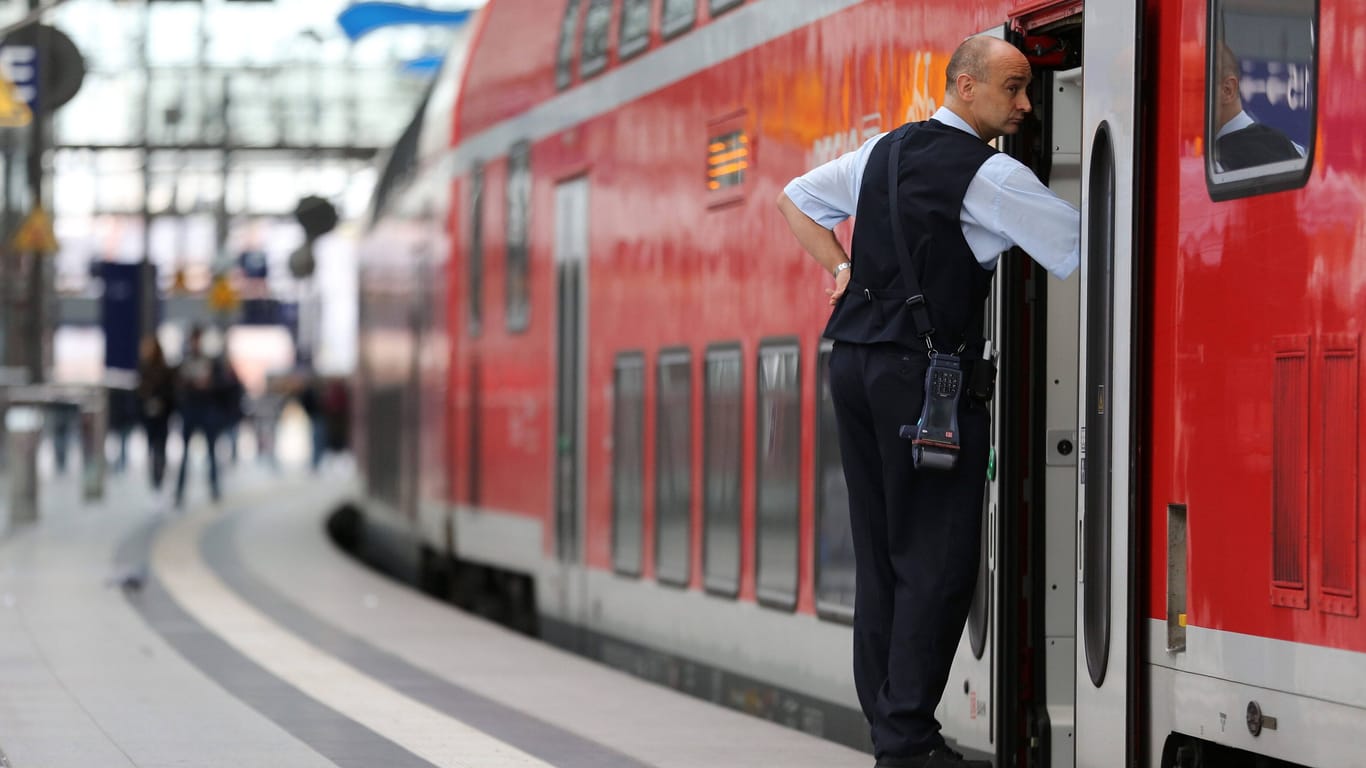 Ein Zugbegleiter wartet auf die Abfahrt (Symbolbild): Die Deutsche Bahn stellt fast 4000 neue Angestellte ein.