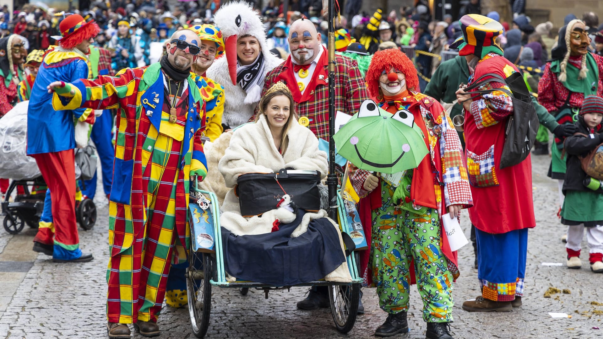 Am Faschingsdienstag ziehen die Narren wieder durch die Innenstadt (Archivbild).