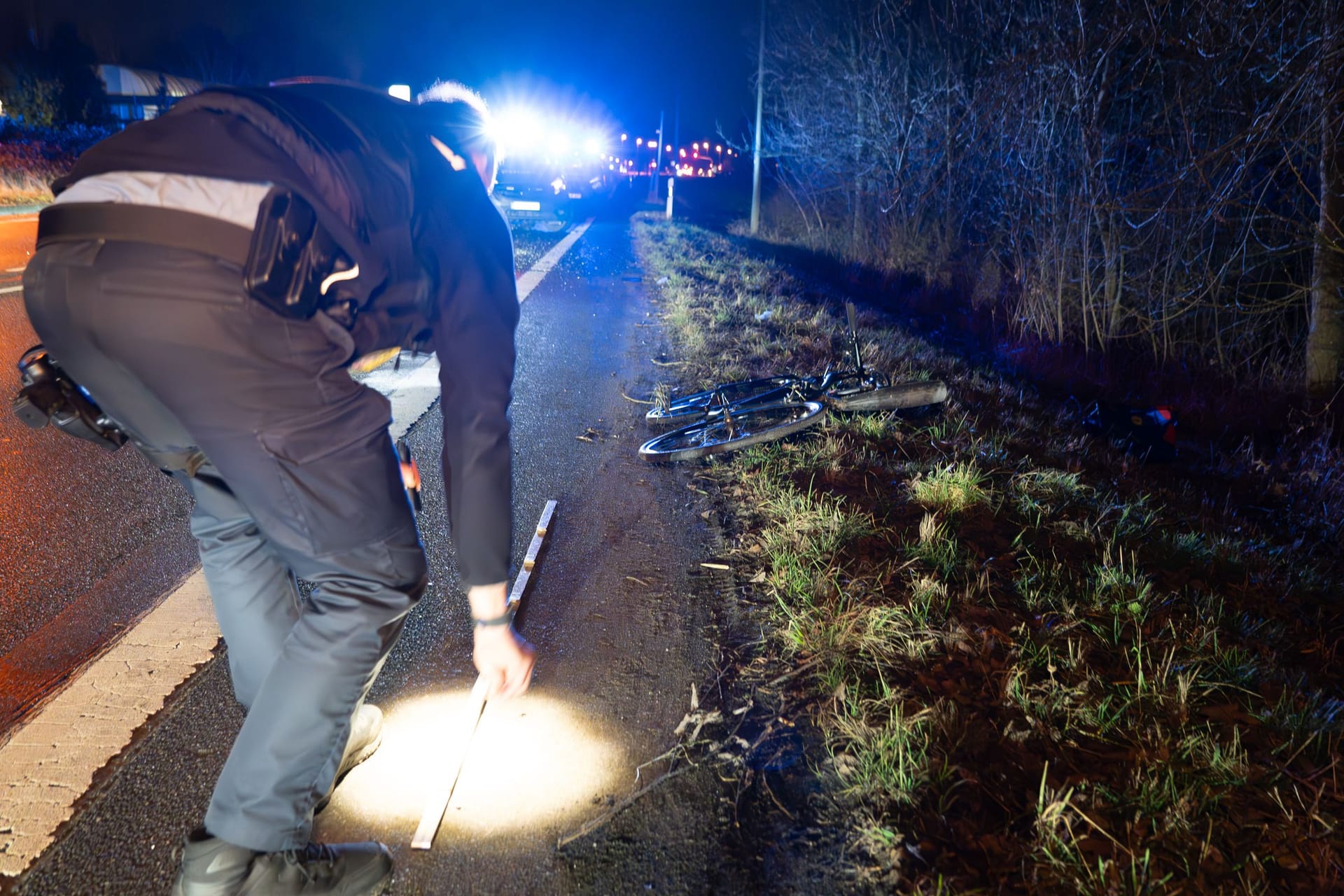 Am Dienstagabend, 06.02.2024 kam es gegen 19:30 Uhr in Dreieich-Sprendlingen zu einem schweren Verkehrsunfall zwischen einem Personenwagen und einer Radfahrerin. Der Fahrer des PKW streifte wohl bei schlechter Sicht das Fahrrad einer 41-jährigen Frau auf der Darmstädter Straße in Höhe des Bahnübergangs. Die Fahrradfahrerin stürzte und zog sich dabei eine blutende Kopfverletzung zu. Sie wurde von einem Notarzt versorgt und mit Verdacht auf ein Schädelhirntrauma in ein Krankenhaus gebracht.Der Fahrer des PKW, der kein Deutsch spricht, hielt laut Polizei unweit der Unfallstelle an einer Tankstelle und veranlasste dort telefonisch über einen zweisprachigen Bekannten einen Notruf. Danach kehrte er zur Unfallstelle zurück. Eine zunächst vermutete Unfallflucht bestätigte sich nicht. Durch den Unfall und die folgende Spurensicherung war die Darmstädter Straße zeitweise gesperrt. Laut Polizei besteht für das Unfallopfer aktuell keine Lebensgefahr.