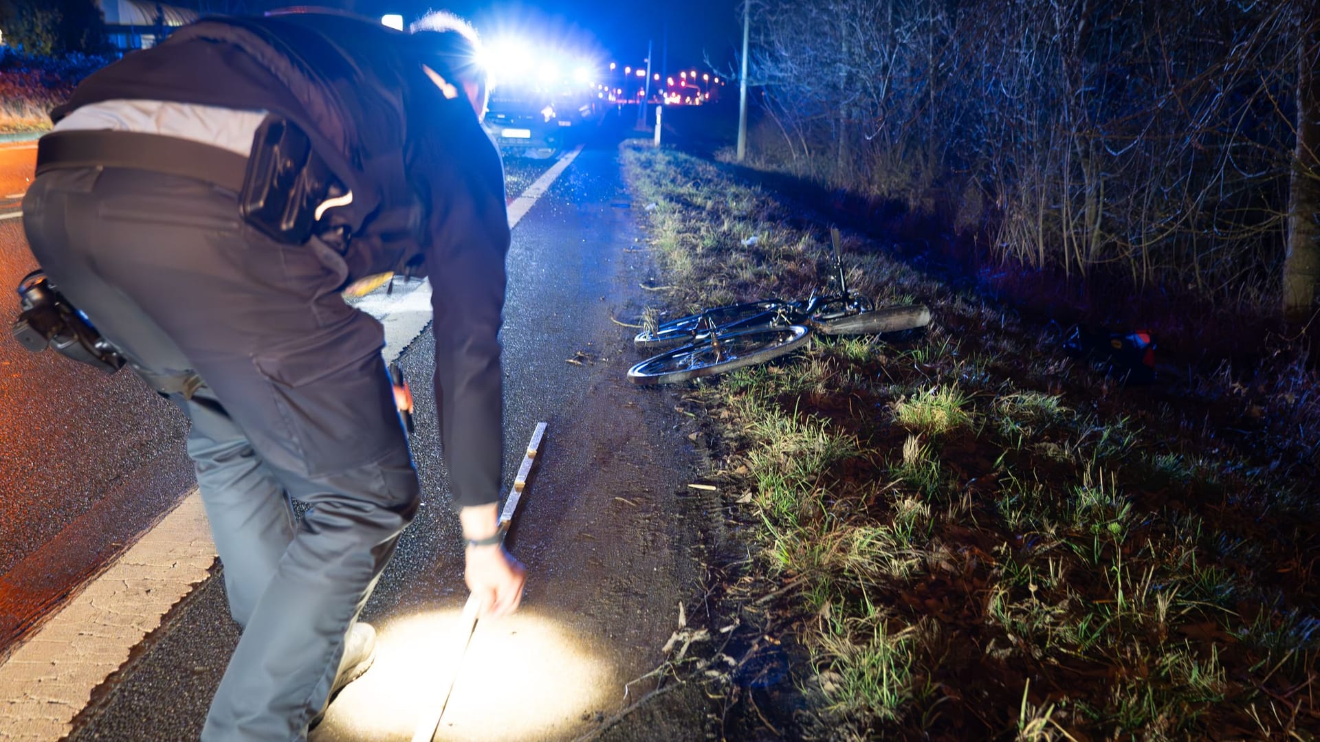 Am Dienstagabend, 06.02.2024 kam es gegen 19:30 Uhr in Dreieich-Sprendlingen zu einem schweren Verkehrsunfall zwischen einem Personenwagen und einer Radfahrerin. Der Fahrer des PKW streifte wohl bei schlechter Sicht das Fahrrad einer 41-jährigen Frau auf der Darmstädter Straße in Höhe des Bahnübergangs. Die Fahrradfahrerin stürzte und zog sich dabei eine blutende Kopfverletzung zu. Sie wurde von einem Notarzt versorgt und mit Verdacht auf ein Schädelhirntrauma in ein Krankenhaus gebracht.Der Fahrer des PKW, der kein Deutsch spricht, hielt laut Polizei unweit der Unfallstelle an einer Tankstelle und veranlasste dort telefonisch über einen zweisprachigen Bekannten einen Notruf. Danach kehrte er zur Unfallstelle zurück. Eine zunächst vermutete Unfallflucht bestätigte sich nicht. Durch den Unfall und die folgende Spurensicherung war die Darmstädter Straße zeitweise gesperrt. Laut Polizei besteht für das Unfallopfer aktuell keine Lebensgefahr.