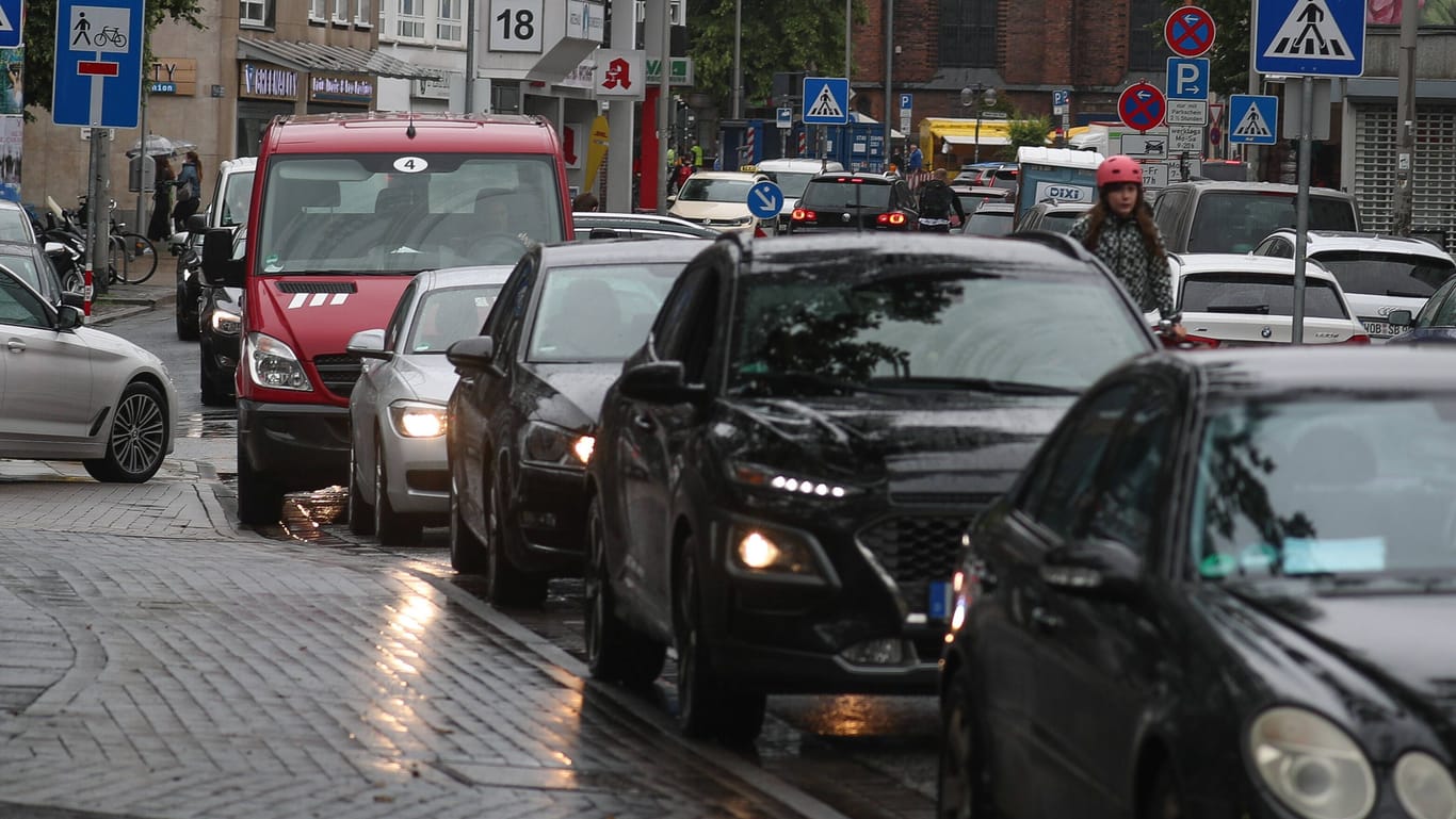 Verkehrschaos in Hannover (Symbolbild): Mit Hilfe einer neuen App lässt sich schneller ein Parkplatz finden.