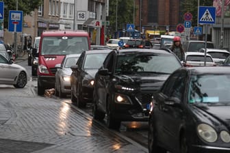 Verkehrschaos in Hannover (Symbolbild): Mit Hilfe einer neuen App lässt sich schneller ein Parkplatz finden.