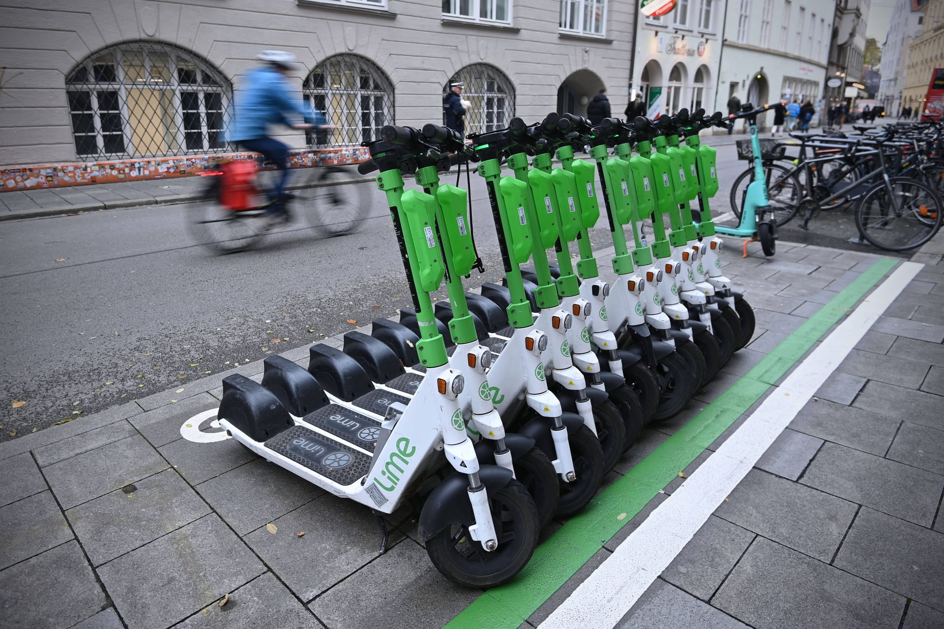 E-Scooter des Anbieters LIME (Symbolbild): Wer zwischen Weiberfastnacht und Veilchendienstag das Angebot nutzen will, muss einen besonderen Test absolvieren.