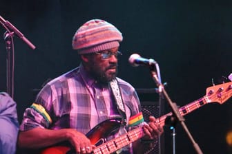 Aston Barrett bei einem Konzert der Wailers (Archivbild): Der Bassist der Bob-Marley-Band starb im Alter von 77 Jahren.