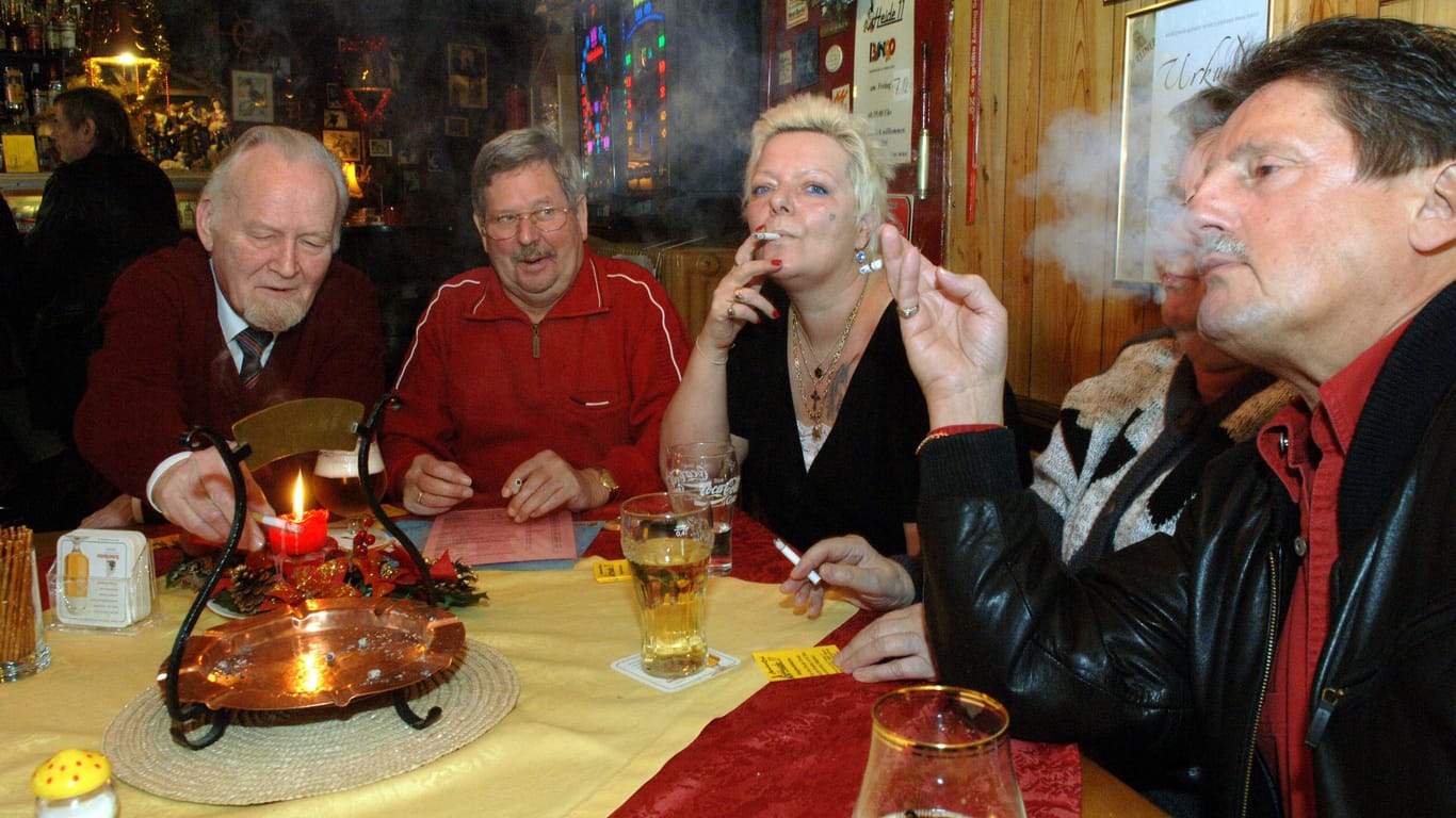 Berliner rauchen in einer Kneipe (Symbolbild): Sollte es ein generelles Rauchverbot in Kneipen geben?