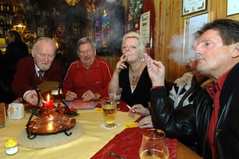 Berliner rauchen in einer Kneipe (Symbolbild): Sollte es ein generelles Rauchverbot in Kneipen geben?