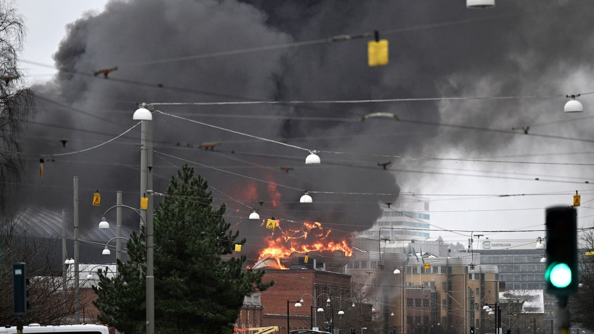 Rauch steigt auf, Flammen schlagen empor: Die Attraktion hatte noch nicht eröffnet.