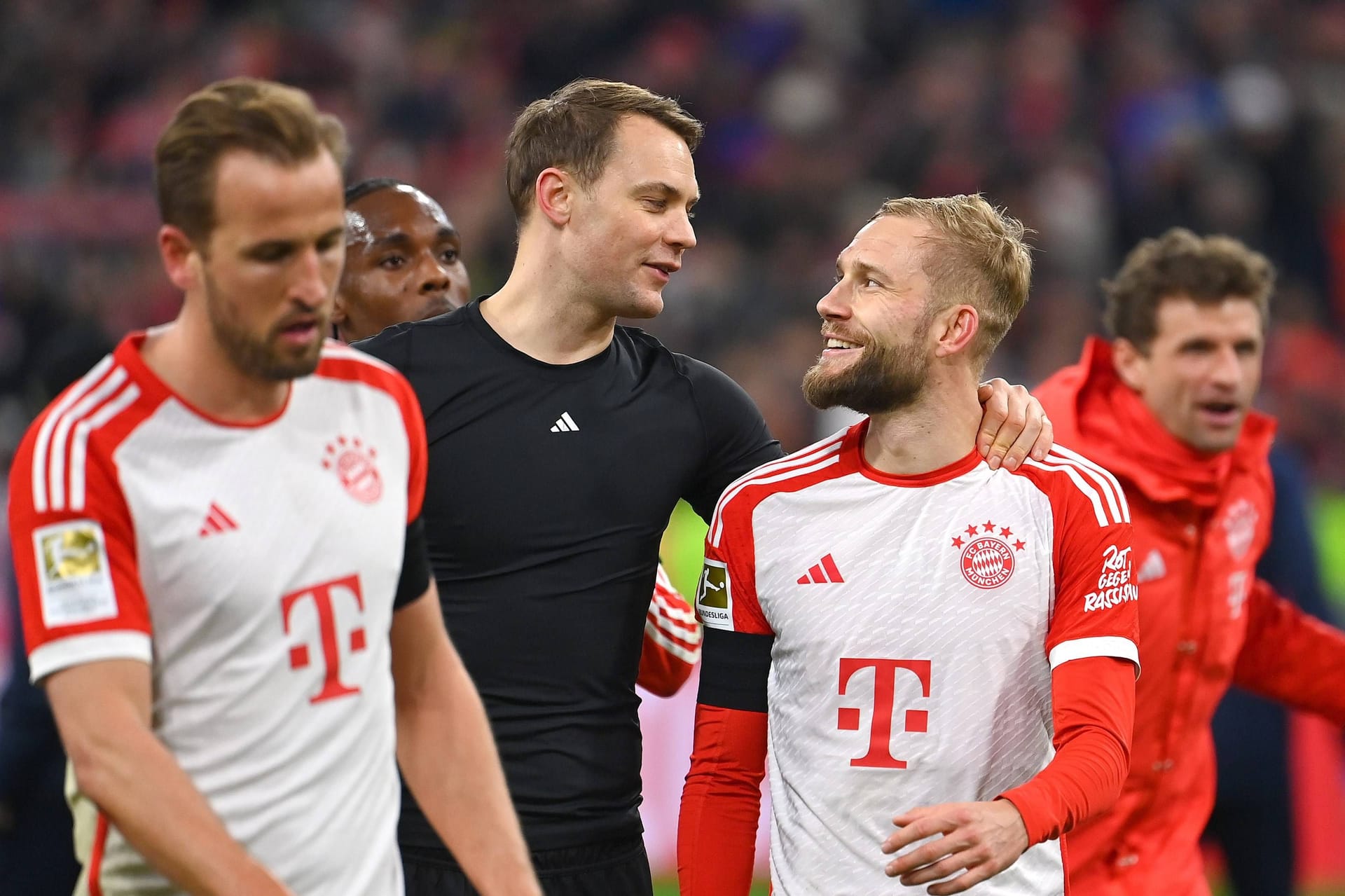 In Spiel eins nach der beschlossenen Trennung von Chefcoach Thomas Tuchel besiegt der FC Bayern seinen Angstgegner RB Leipzig mit 2:1. Harry Kane sichert dem Rekordmeister den Sieg mit einem Doppelpack. Aber nicht alle Münchner können überzeugen. Die Einzelkritik.