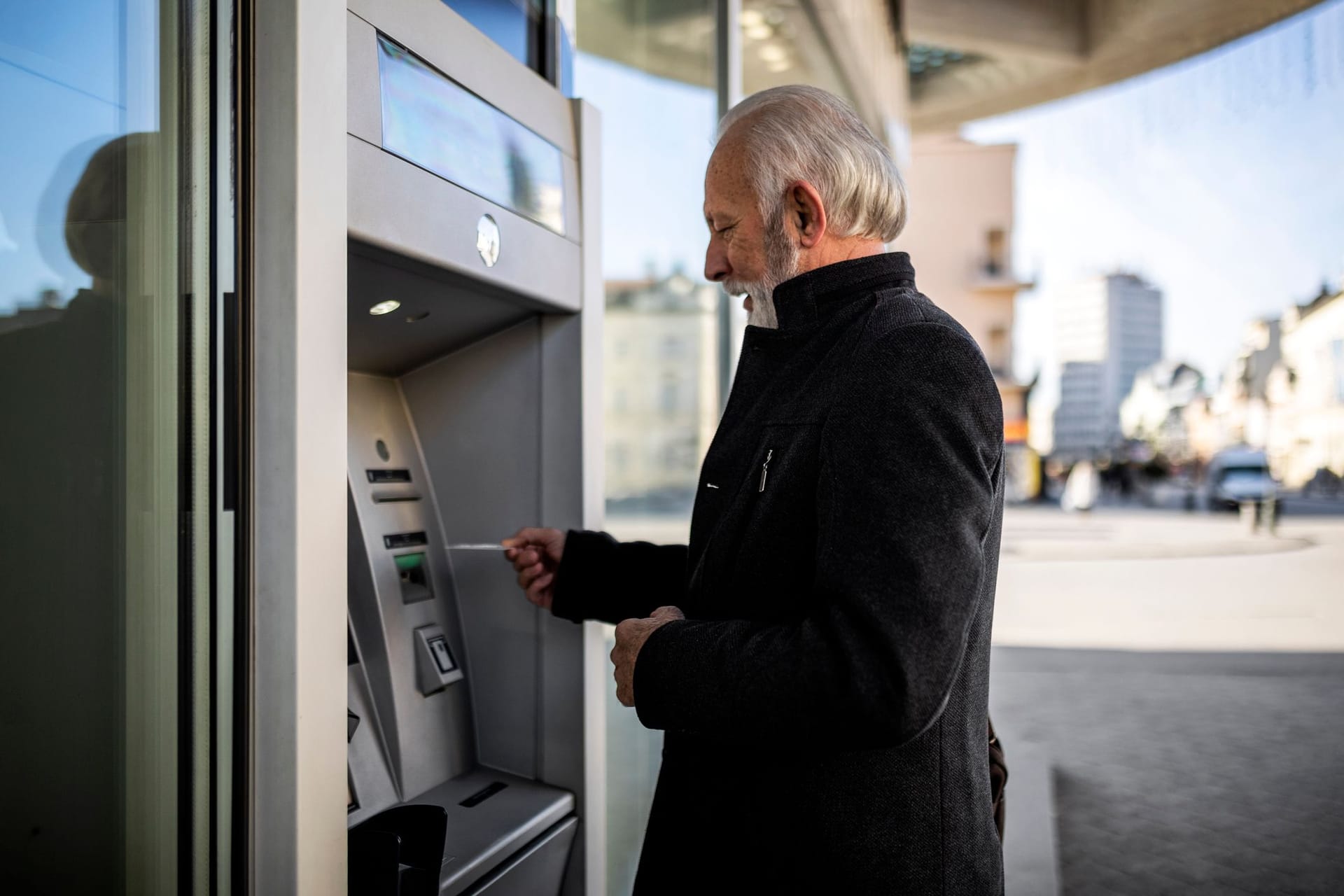 Geld abheben: Auch im Ruhestand kostet das Girokonto in der Regel Gebühren.