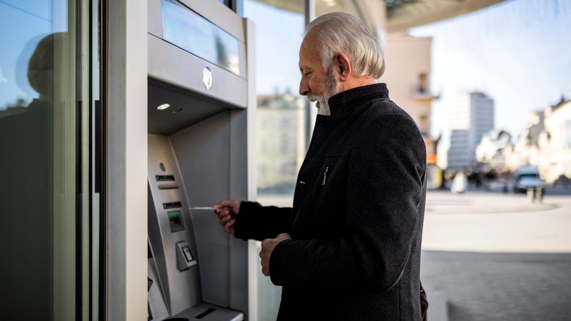 Geld abheben: Auch im Ruhestand kostet das Girokonto in der Regel Gebühren.