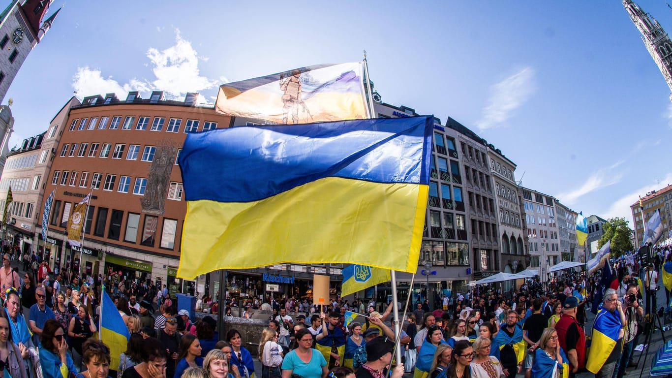 Menschen bei einer Ukraine-Demo in München (Archivbild). Am Samstag jährt sich der Kriegsbeginn zum zweiten Mal.