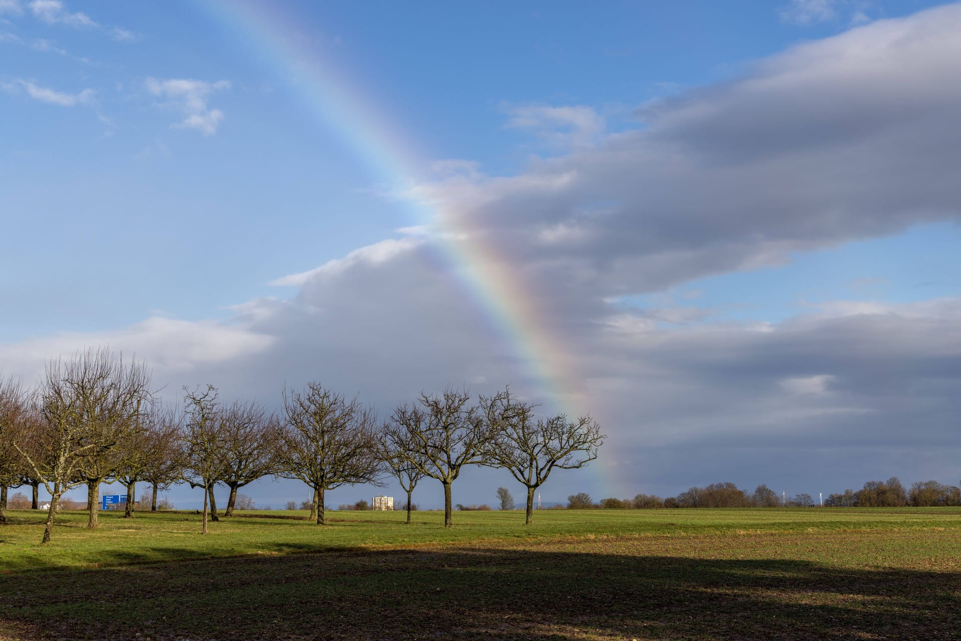 Regenbogen in Hessen (Archivbild): Die Temperaturen steigen an.