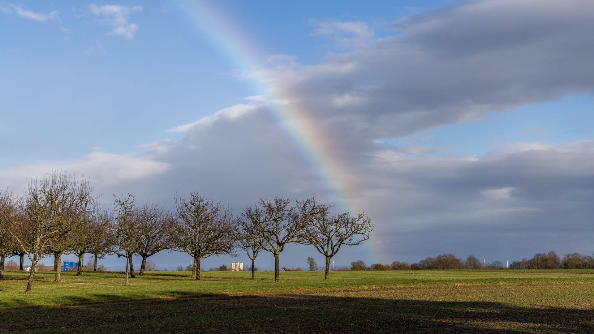 Regenbogen in Hessen (Archivbild): Die Temperaturen steigen an.