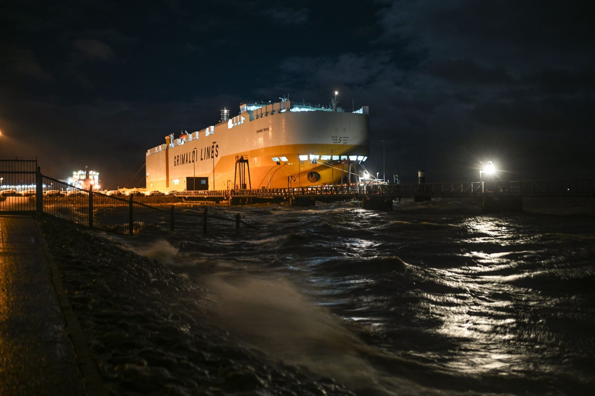 Der Autofrachter "Grande Texas" liegt bei starkem Seegang im Hafen von Emden. Die Schäden blieben überschaubar.