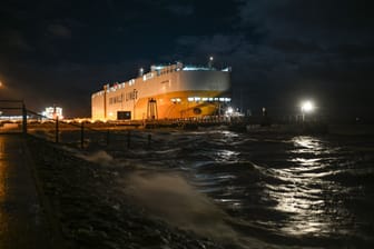 Der Autofrachter "Grande Texas" liegt bei starkem Seegang im Hafen von Emden. Die Schäden blieben überschaubar.
