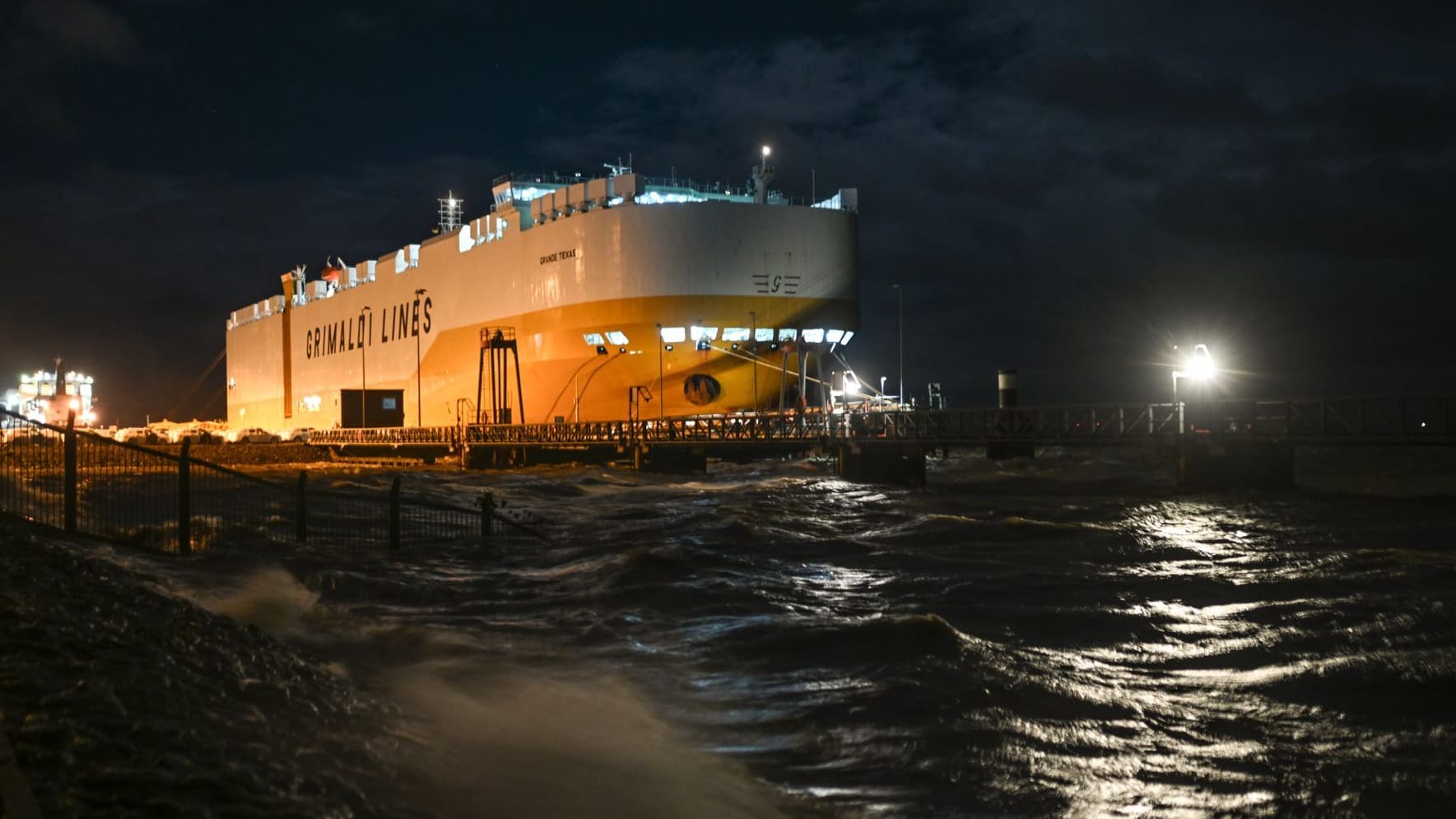 Der Autofrachter "Grande Texas" liegt bei starkem Seegang im Hafen von Emden. Die Schäden blieben überschaubar.