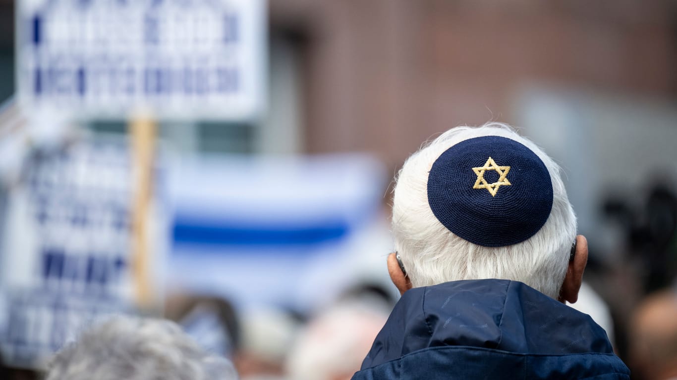 Pro-Israel-Kundgebung (Archivbild): Der Antisemitismus muss effektiver bekämpft werden, fordert Josef Schuster.