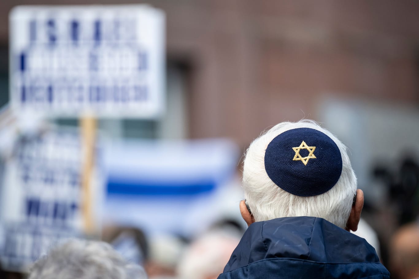 Pro-Israel-Kundgebung (Archivbild): Der Antisemitismus muss effektiver bekämpft werden, fordert Josef Schuster.