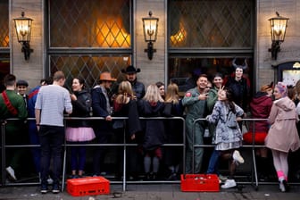 Drängelgitter vor einer Kneipe beim Straßenkarneval auf der Luxemburger Straße (Archivbild): Karten für Karnevalspartys in Kneipen sind kaum noch erhältlich.