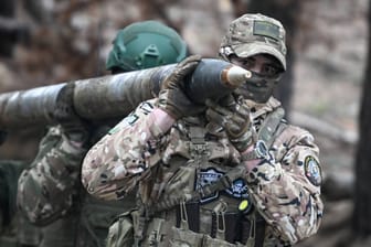 Ein ukrainischer Soldat in der Ukraine: Werden bald auch westliche Bodentruppen in dem angegriffenen Land helfen?