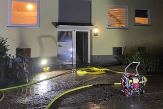 Löscharbeiten bei einem Wohnhaus in Hannover: In der Nacht zu Montag musste die Feuerwehr ausrücken.