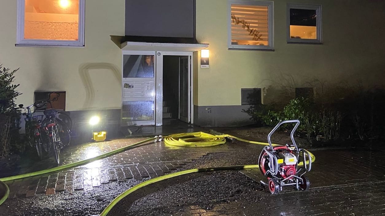 Löscharbeiten bei einem Wohnhaus in Hannover: In der Nacht zu Montag musste die Feuerwehr ausrücken.