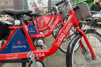 Zahlreiche Stadträder stehen an einer Verleihstation: Die Stadt Hamburg will die Flotte weiter ausbauen.