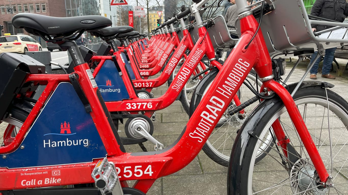 Zahlreiche Stadträder stehen an einer Verleihstation: Die Stadt Hamburg will die Flotte weiter ausbauen.