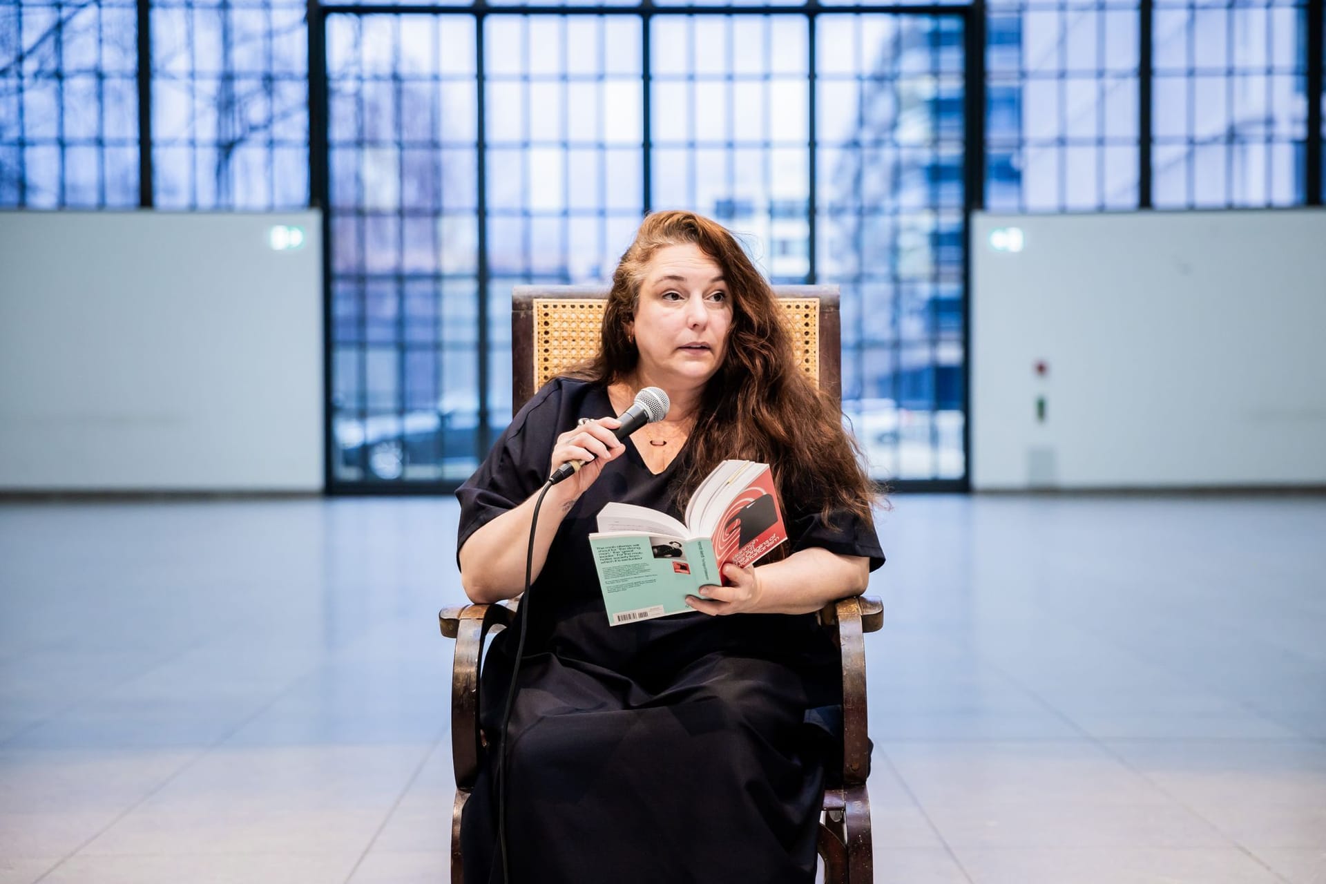 Tania Bruguera bei ihrer Performance (Archivfoto): Ihre Lesung musste abgebrochen werden.