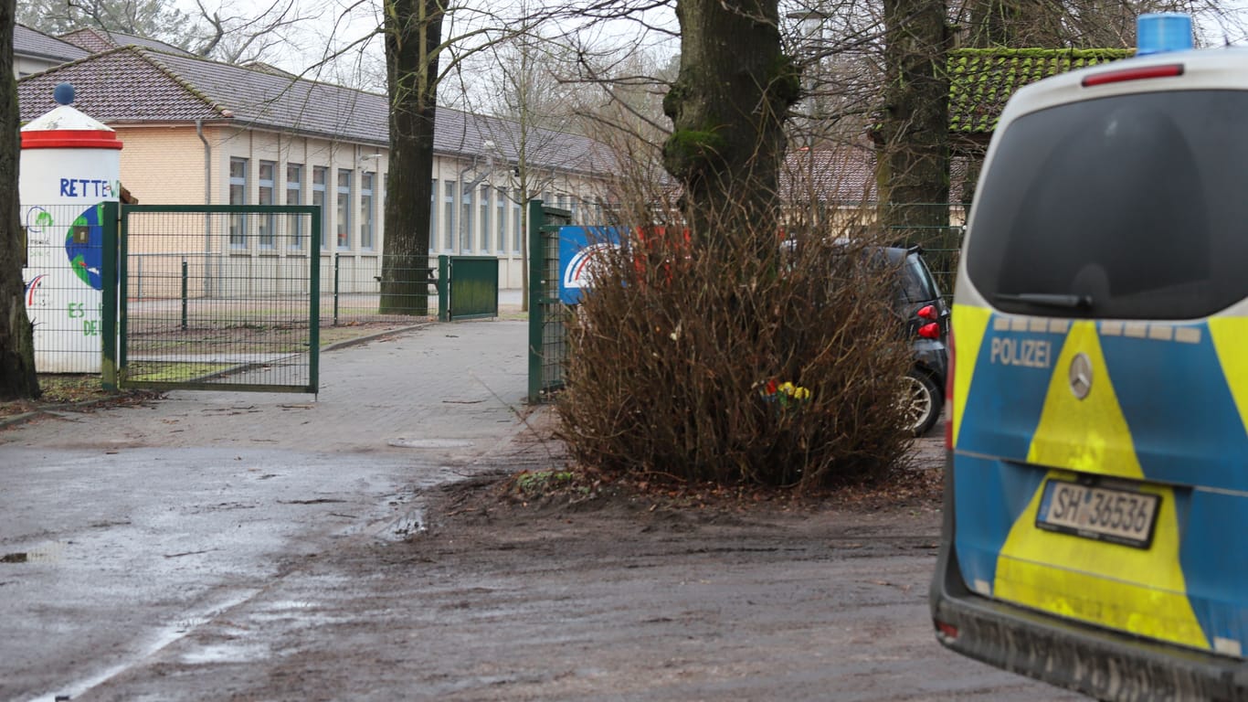 Ein Polizeiwagen vor der Schule in Hohenlockstedt: Die Beamten waren schnell vor Ort.