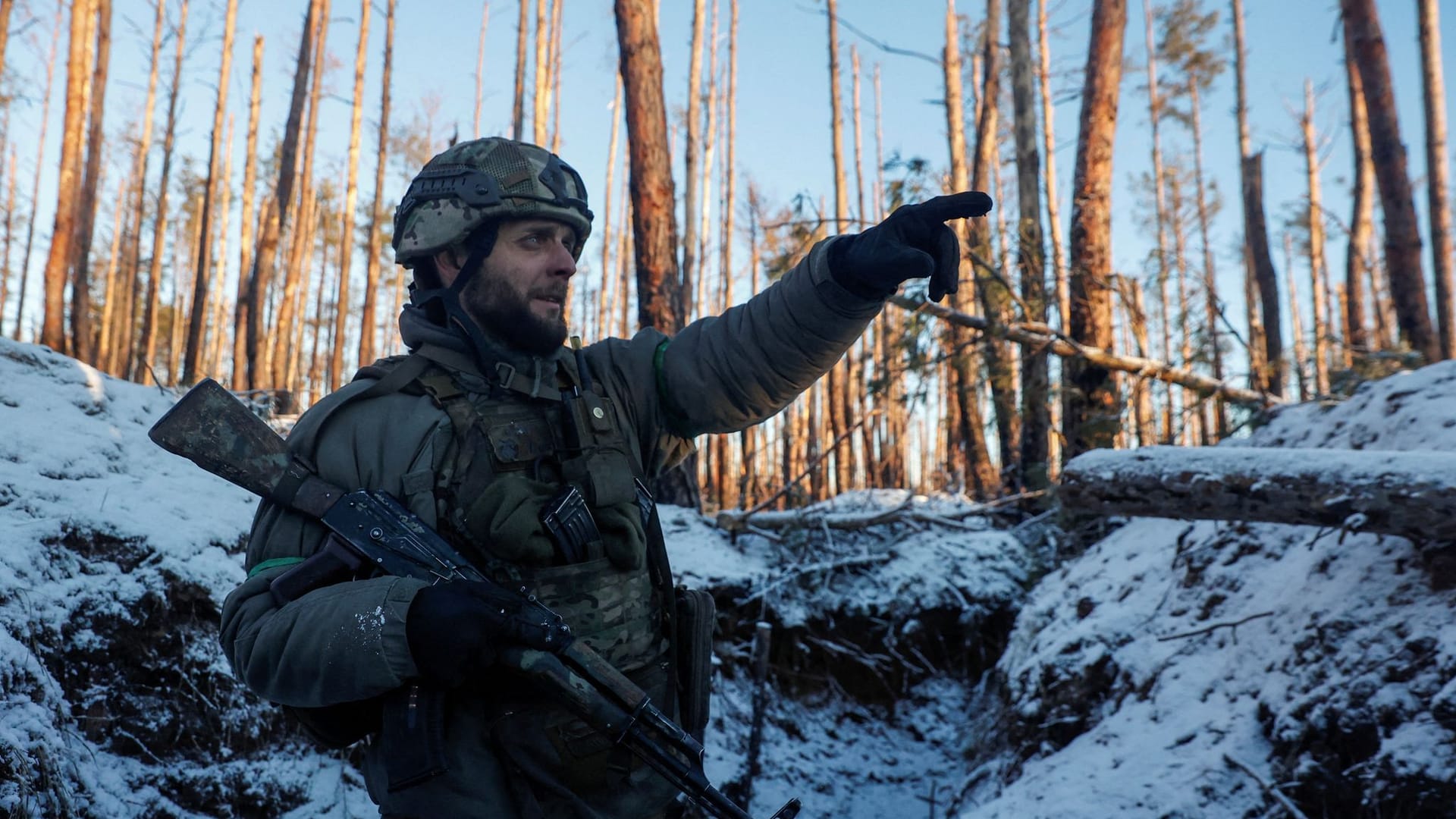 Ein Soldat steht in einem Schützengraben in der Nähe der ostukrainischen Stadt Kremmina.