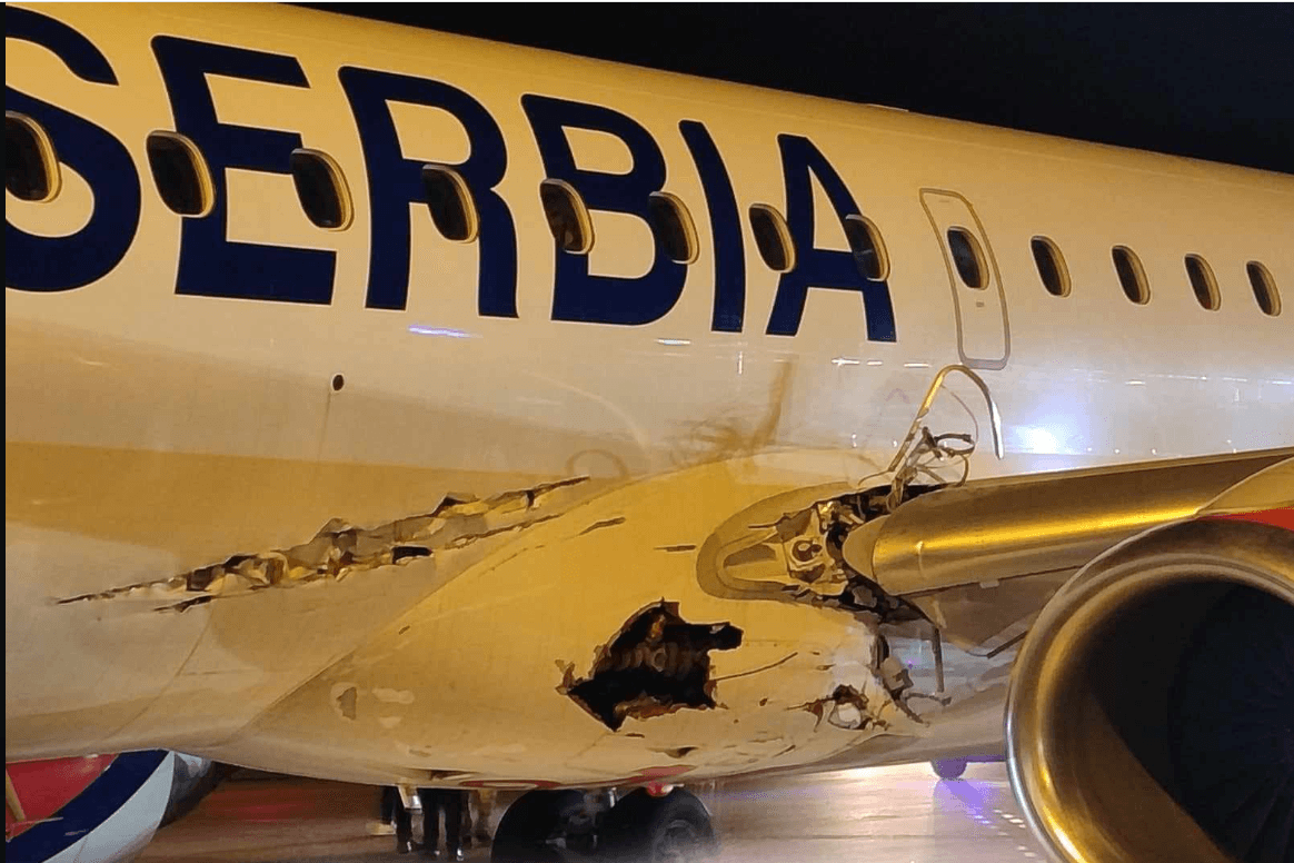 Die Linke Seite der Air Serbia Maschine wurde schwer beschädigt.