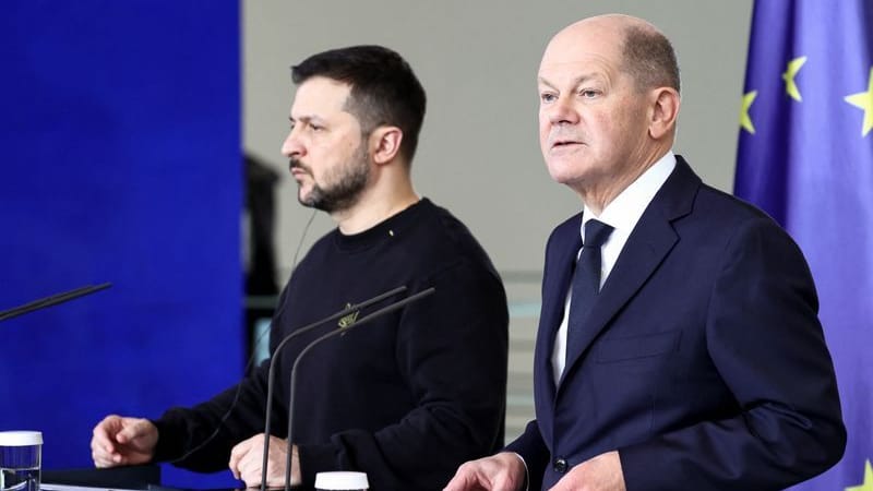Bundeskanzler Olaf Scholz (r) und der ukrainische Präsident Wolodymyr Selenskyj: Sie unterzeichneten ein Abkommen, um die Ukraine auch in Zukunft zu stärken.