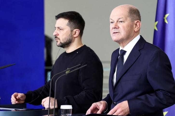 Bundeskanzler Olaf Scholz (r) und der ukrainische Präsident Wolodymyr Selenskyj: Sie unterzeichneten ein Abkommen, um die Ukraine auch in Zukunft zu stärken.