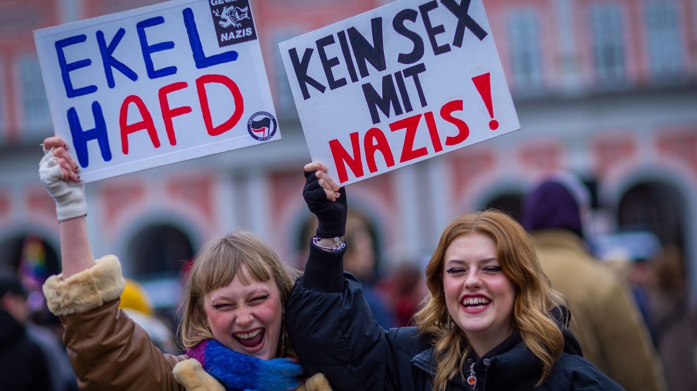Teilnehmerinnen einer Demonstration gegen Rechtsextremismus in Rostock: Sie positionieren sich gegen die AfD.