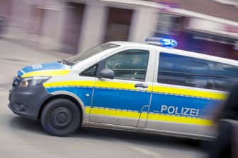 Polizeiauto im Einsatz (Symbolbild): In Heide haben die Ermittler viel Arbeit durch Jugendgewalt.