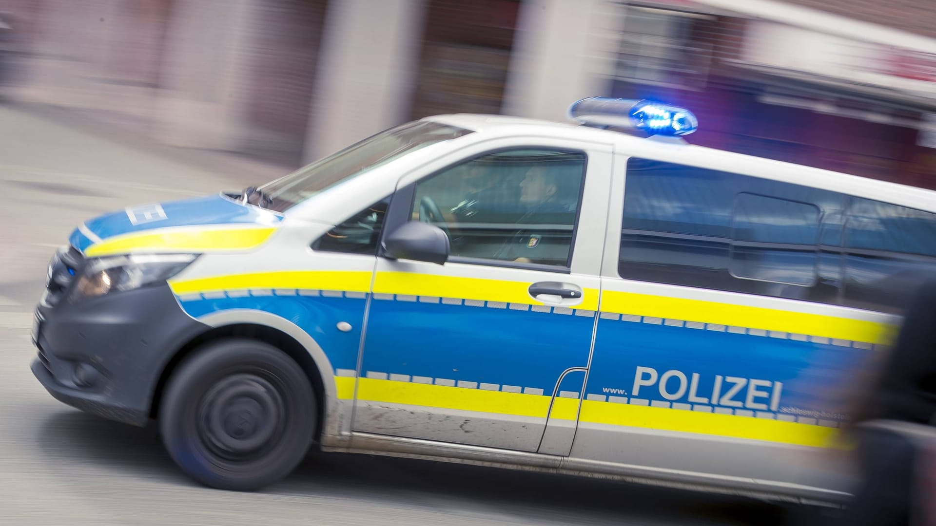 Polizeiauto im Einsatz (Symbolbild): In Heide haben die Ermittler viel Arbeit durch Jugendgewalt.