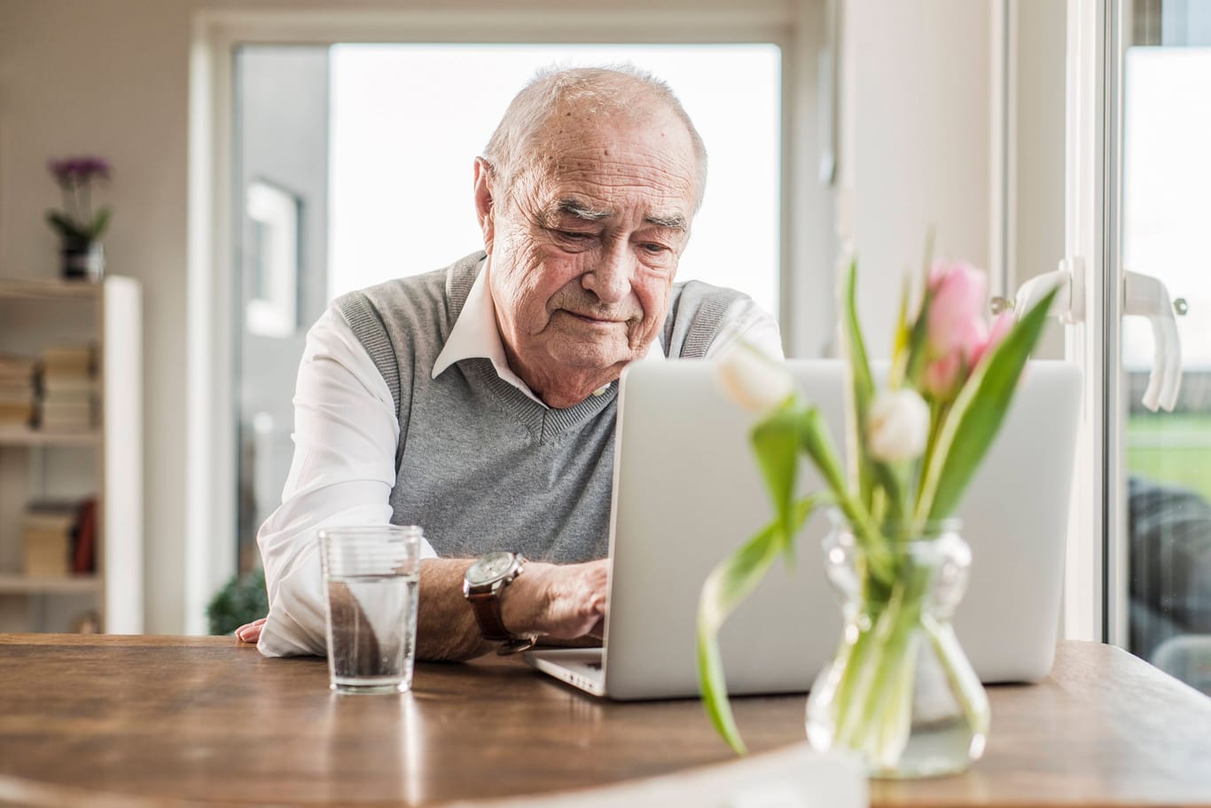 Senior sitzt am Laptop (Symbolbild): Ein Mann aus Bremervörde hat 60.000 Euro an Online-Betrüger verloren.
