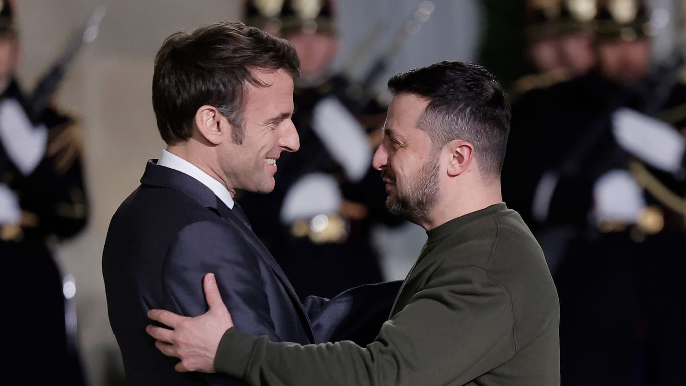 Frankreich Präsident Emmanuel Macron (l) und der ukrainische Präsident Wolodymyr Selenskyj (Archivbild): Sie wollen ein Sicherheitsabkommen beschließen.