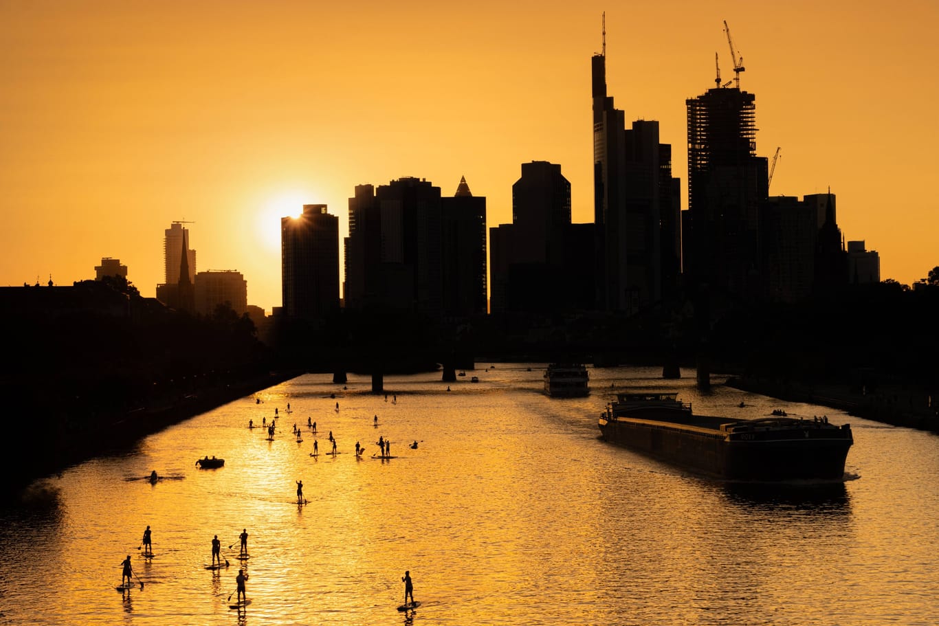 Sonnenuntergang hinter der Frankfurter Skyline (Archivbild): Der Klimawandel wird den Menschen in der Stadt zu schaffen machen.