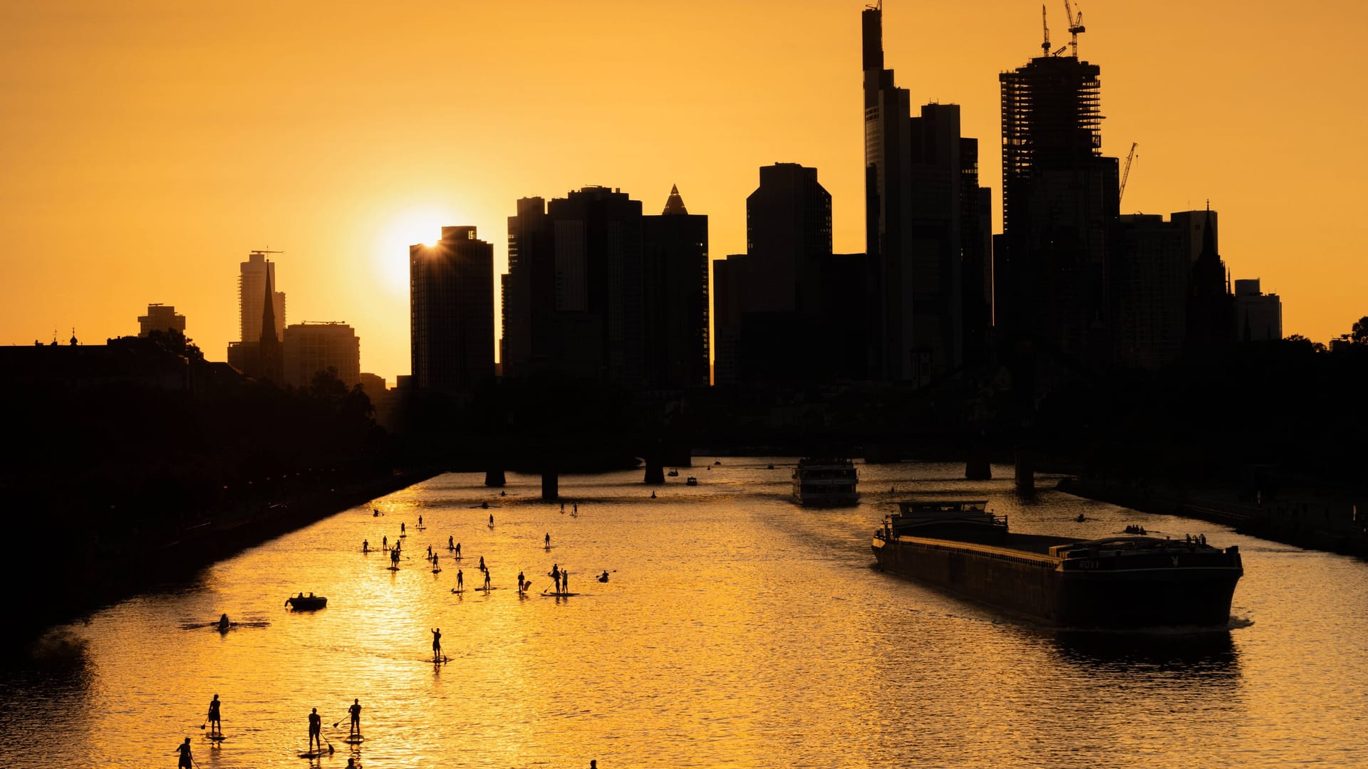 Sonnenuntergang hinter der Frankfurter Skyline (Archivbild): Der Klimawandel wird den Menschen in der Stadt zu schaffen machen.