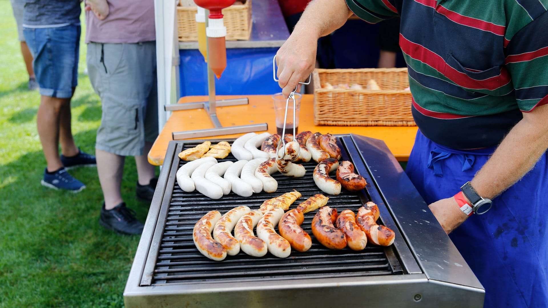 Bratwurst im Fußballstadion: Auch Snacks können ein Emissionstreiber sein.