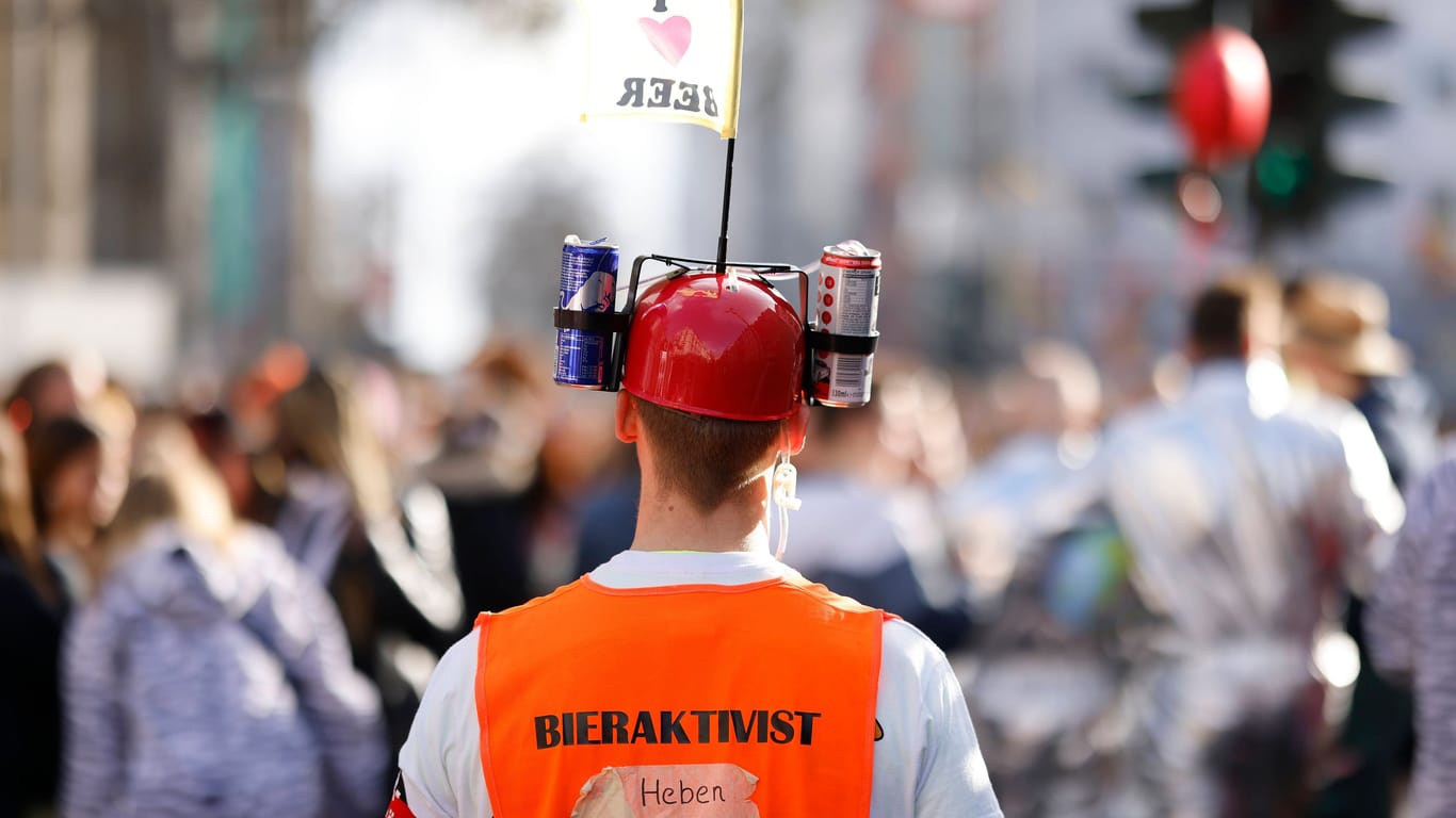 Karneval in Köln: Der viele Alkohol auf der Straße sei für Anwohner nicht mehr auszuhalten, findet Bezirksbürgermeister Hupke.