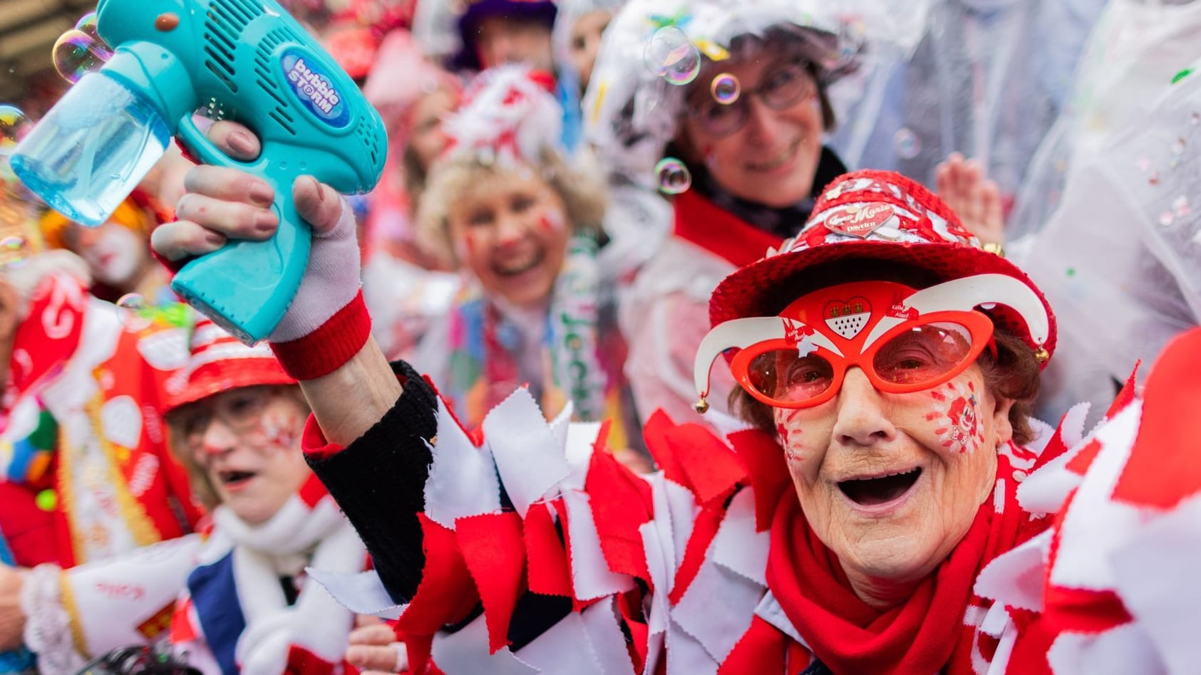 Köln: Karnevalisten feiern an Weiberfastnacht die Eröffnung des Straßenkarnevals.