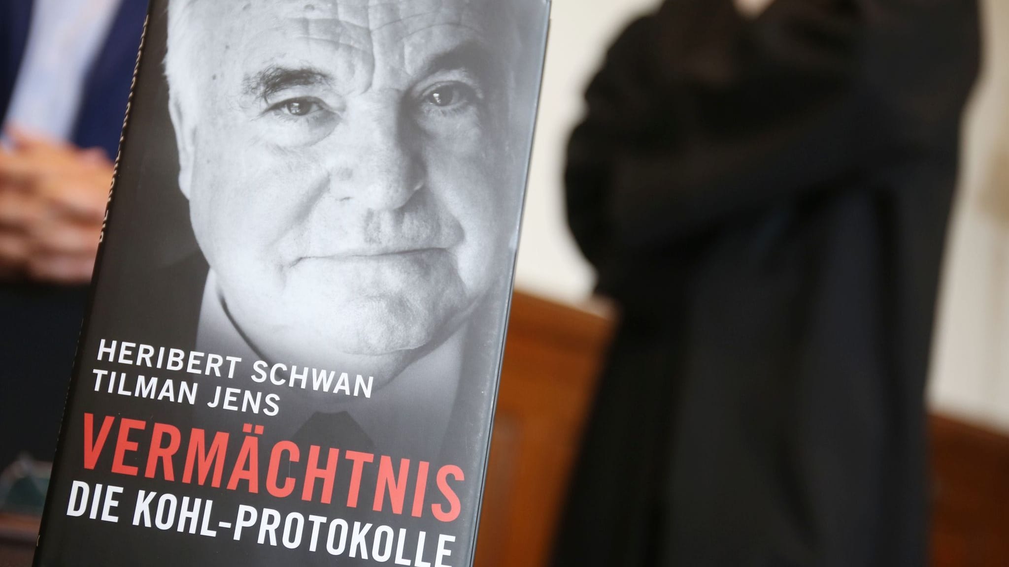 Gericht verbietet weitere Passagen aus Buch über Helmut Kohl