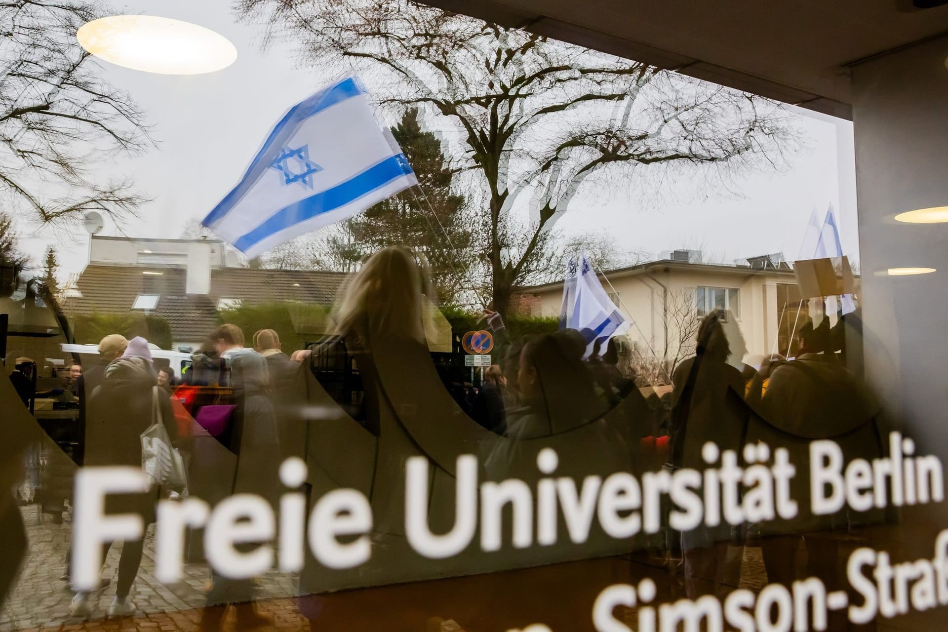 Demonstrierende vor der Freien Universität Berlin (Archivbild): Die Universität erließ gegen den Tatverdächtigen ein Hausverbot für Präsenzveranstaltungen.