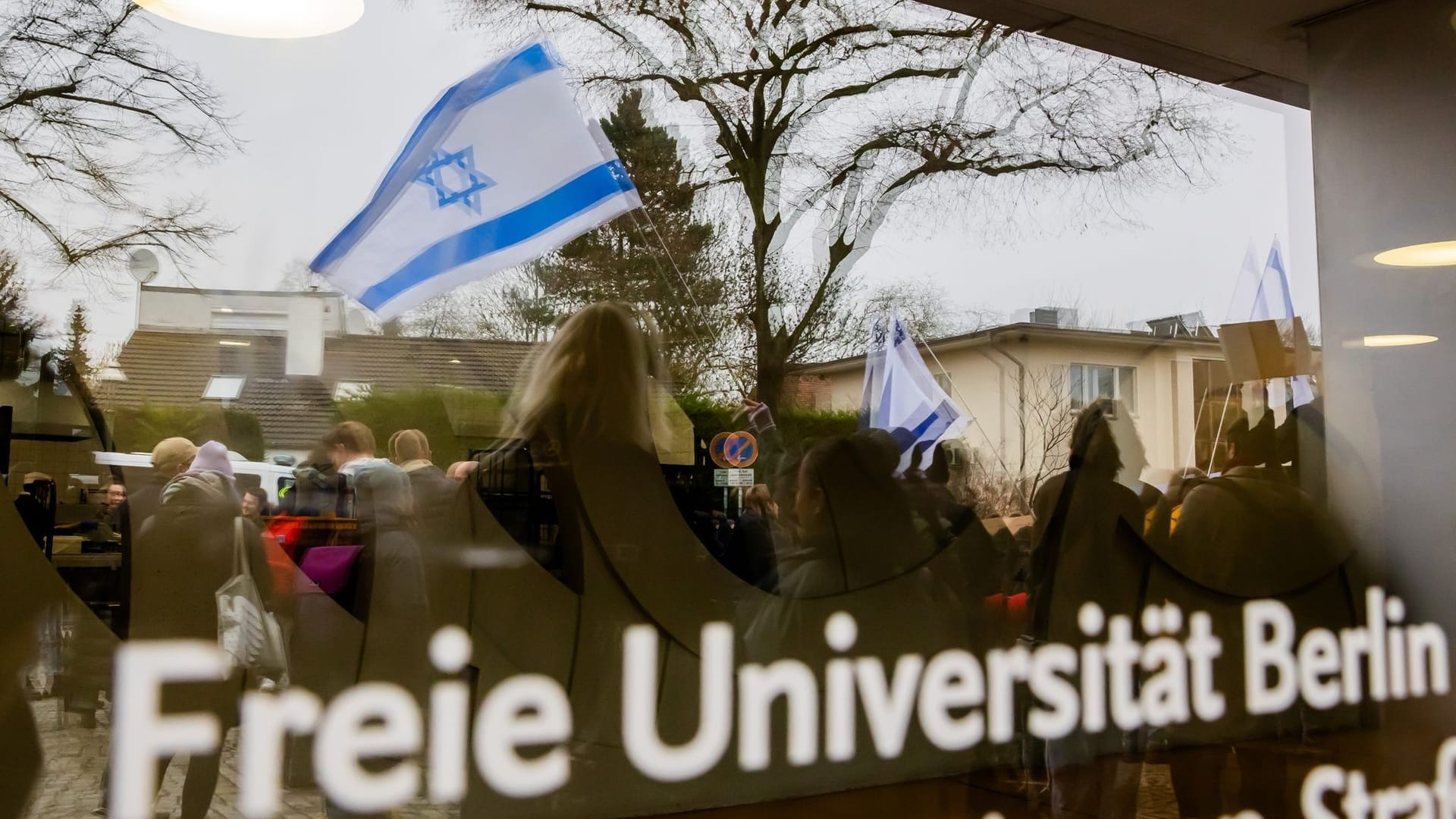 Demonstrierende vor der Freien Universität Berlin (Archivbild): Die Universität erließ gegen den Tatverdächtigen ein Hausverbot für Präsenzveranstaltungen. Demonstrierende vor der Freien Universität Berlin (Archivbild): Die Universität erließ gegen den Tatverdächtigen ein Hausverbot für Präsenzveranstaltungen.