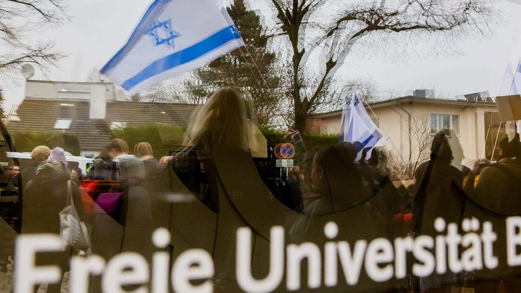 Demonstrierende vor der Freien Universität Berlin (Archivbild): Die Universität erließ gegen den Tatverdächtigen ein Hausverbot für Präsenzveranstaltungen. Demonstrierende vor der Freien Universität Berlin (Archivbild): Die Universität erließ gegen den Tatverdächtigen ein Hausverbot für Präsenzveranstaltungen.